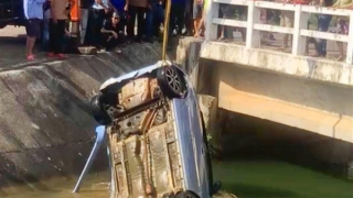 Phát hiện 2 thi thể cùng xe ô tô ở kênh nước Văn Phong