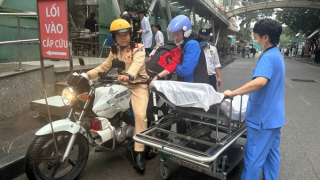 Ngất xỉu trên đường đến bệnh viện, người phụ nữ được CSGT đưa đi cấp cứu