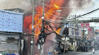 Cháy cửa hàng đồ gỗ lan sang hệ thống điện hạ thế