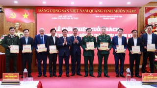 Ra mắt sách về những dấu ấn thành tựu nhiệm kỳ Đại hội XIII của Đảng