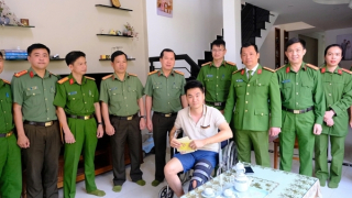 Công an tỉnh Lâm Đồng thăm hỏi cán bộ bị thương khi làm nhiệm vụ