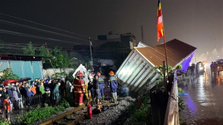 Hà Nội: cố vượt đường ngang, xe tải bị tàu hỏa tông văng xa