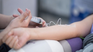 Một cô gái tử vong nghi sốc phản vệ sau khi được truyền thuốc làm trắng da