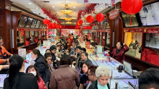 Sát ngày vía Thần tài: Người dân chen chúc mua vàng