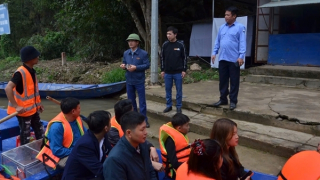 Kiên quyết yêu cầu du khách vãn cảnh Chùa Hương mặc áo phao khi đi đò