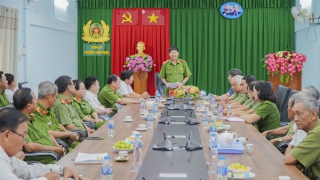 Thiếu tướng Vũ Hùng Vương làm việc với một số Chi hội Cựu Công an nhân dân tại tỉnh Vĩnh Long