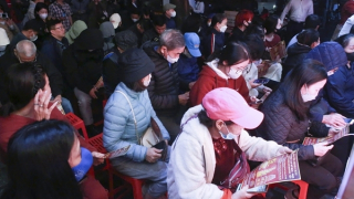 Bất chấp mưa phùn, người dân vẫn kiên nhẫn chờ mua vàng cầu lộc đầu năm