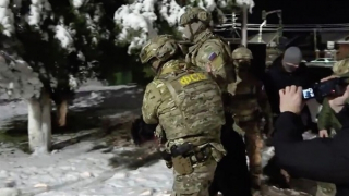 Lực lượng an ninh Nga gỡ bom dưới gầm xe quan chức quân đội