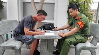 Du khách người Pháp cảm ơn tinh thần trách nhiệm của Công an phường ở Khánh Hòa