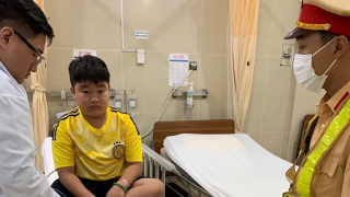 CSGT dùng xe đặc chủng mở đường đưa bé trai đến bệnh viện cấp cứu
