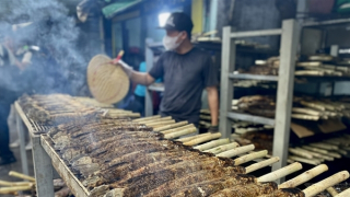 Phố cá lóc nướng đông nghịt trong ngày vía Thần Tài