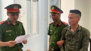 Vận động hai anh em song sinh đang bị truy tìm trở về đầu thú