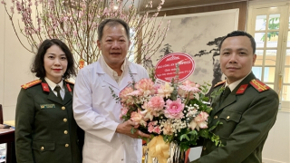 Báo Công an nhân dân chúc mừng Cục Quản lý Khám, chữa bệnh và Bệnh viện Hữu nghị Việt Đức