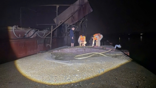 Cảnh sát tuần tra lúc rạng sáng, bắt tàu hút cát trái phép trên sông Cầu