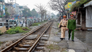 CSGT Hà Nội tăng cường xử lý tài xế cố tình vượt rào chắn khi qua đường ngang