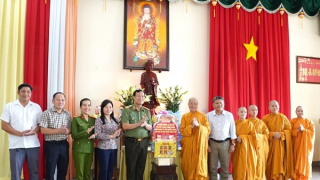 Thượng tướng Lê Tấn Tới thăm, chúc Tết và tặng quà các cơ sở thờ tự, chức sắc tôn giáo ở Tây Ninh