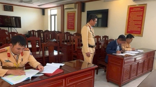 Từ phản ánh của người dân, Cảnh sát xử phạt tài xế xe biển xanh "gùi" hàng hóa trên nóc