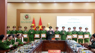 Khen thưởng các tập thể, cá nhân bắt giữ đối tượng xịt hơi cay, dùng dao tấn công phụ nữ