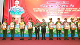 Công an Cà Mau bồi dưỡng cho chiến sĩ nghĩa vụ trước khi xuất ngũ