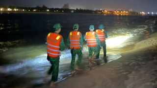 Tìm kiếm người tắm biển mất tích trong đêm