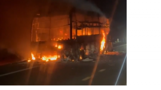 Xe khách giường nằm bốc cháy dữ dội, 44 hành khách may mắn thoát nạn