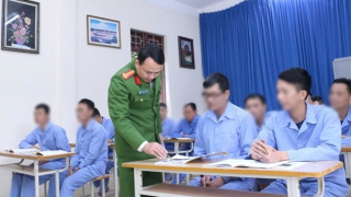 Ngày cầm bút đầu tiên của những “học sinh” ở tuổi xế chiều