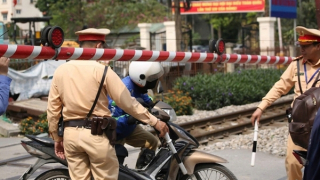 Xử lý phạt 20 trường hợp vi phạm quy định bảo đảm trật tự, an toàn giao thông đường sắt