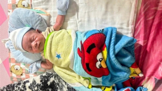 Tìm thân nhân bé trai bị bỏ rơi bên trong thùng giấy