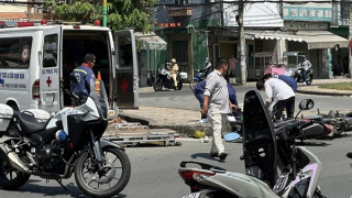 Va chạm với xe máy băng qua đường, 3 người thương vong