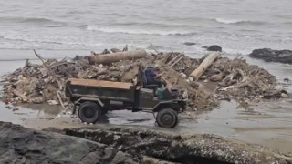 Lợi dụng thuỷ triều đổ trộm rác thải xuống bãi biển Hải Tiến