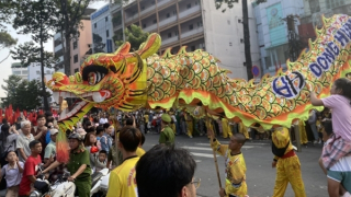 Hàng ngàn người dân tham gia lễ hội Tết Nguyên tiêu ở Chợ Lớn