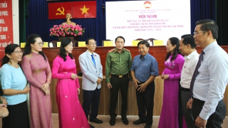 Thứ trưởng Lê Quốc Hùng ghi nhận các ý kiến, kiến nghị của cử tri rất đa dạng, sâu sắc