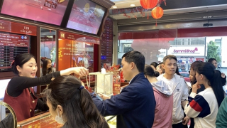 Giá vàng bất ngờ “quay xe”, người mua cẩn trọng!