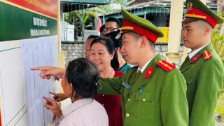 Công an xã rà soát chặt chẽ danh sách cử tri, sẵn sàng cho ngày bầu cử