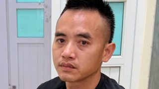 Tạm giữ hình sự tài xế xe bán tải tạt đầu xe máy ở Hà Nội