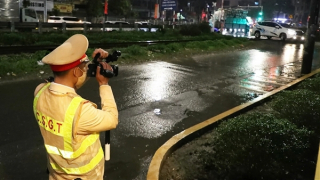 Tăng cường tuần tra, xử lý nhiều tài xế "lách rào" đường sắt ở Hà Nội