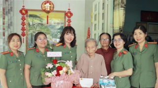 Bệnh viện 30-4 tặng quà tri ân các Mẹ Việt Nam Anh hùng