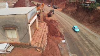 Vụ nhà dân chênh vênh ở Đồng Nai: Chưa hoàn tất giải phóng mặt bằng đã thi công