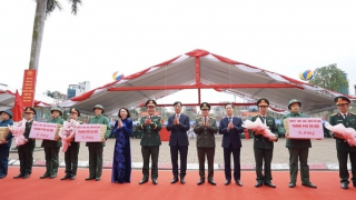 Bí thư Thành ủy Nguyễn Duy Ngọc dự lễ giao nhận quân tại Hà Nội