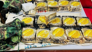 3,6 kg ma tuý ngụy trang trong các hộp bim bim nhập cảnh qua Sân bay Nội Bài