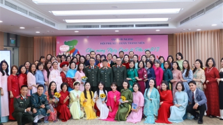 Phụ nữ Cục Đối ngoại duyên dáng với áo dài truyền thống