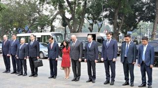 Bộ trưởng Bộ Tình trạng khẩn cấp Liên bang Nga dâng hoa tại tượng đài Công an nhân dân