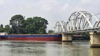 Sà lan đâm lệch nhịp cầu Ghềnh, nhiều chuyến tàu Bắc-Nam phải hủy khẩn cấp