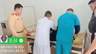 Cảnh sát giao thông kịp thời đưa người dân đi cấp cứu, vượt qua cơn nguy kịch
