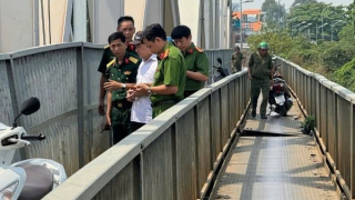 Nhiều người bị thương, đường sắt Bắc - Nam gián đoạn do sà lan tông vào cầu Ghềnh