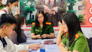 Vì hâm mộ chiến sĩ Cảnh sát Phòng cháy chữa cháy, một học sinh lớp 8 đã đến nghe tư vấn tuyển sinh