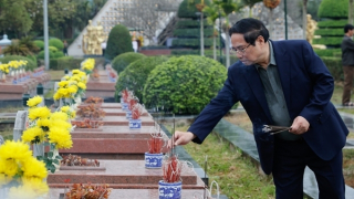 Thủ tướng dâng hương tưởng niệm Chủ tịch Hồ Chí Minh và các Anh hùng, liệt sĩ tại Điện Biên