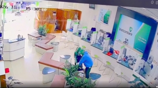 Cần tìm người mua, bán vàng liên quan đến 2 đối tượng cướp ngân hàng ở Gia Lai