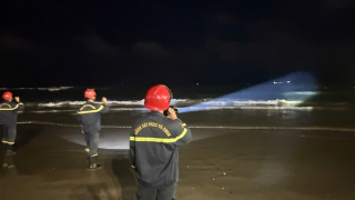 Hai người liên tiếp bị sóng cuốn mất tích khi đang tắm biển ở Khánh Hòa