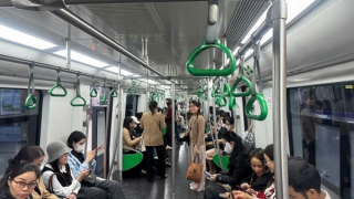 Giá xăng tăng, nhiều người dân Hà Nội chuyển sang đi xe buýt, tàu điện